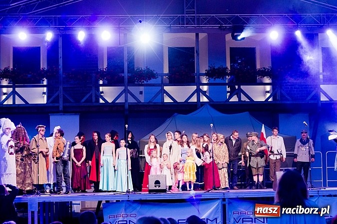 Zdjęcie w galerii na portalu naszraciborz.pl: Zobacz jak na zamku witano wakacje, czyli Zamkowa Noc z Duchami - odsłona trzecia wiadomości z regionu