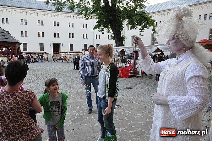 Zdjęcie w galerii na portalu naszraciborz.pl: Zobacz jak na zamku witano wakacje, czyli Zamkowa Noc z Duchami - odsłona trzecia wiadomości z regionu