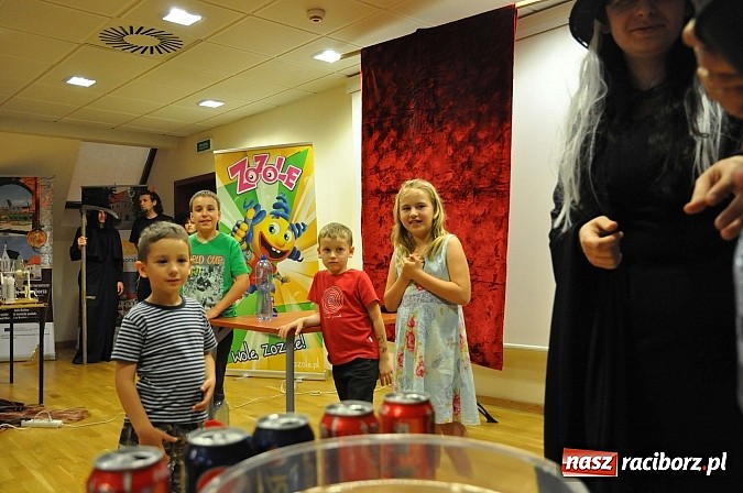 Zdjęcie w galerii na portalu naszraciborz.pl: Zobacz jak na zamku witano wakacje, czyli Zamkowa Noc z Duchami - odsłona trzecia wiadomości z regionu