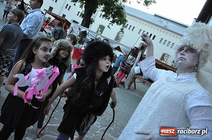 Zdjęcie w galerii na portalu naszraciborz.pl: Zobacz jak na zamku witano wakacje, czyli Zamkowa Noc z Duchami - odsłona trzecia wiadomości z regionu