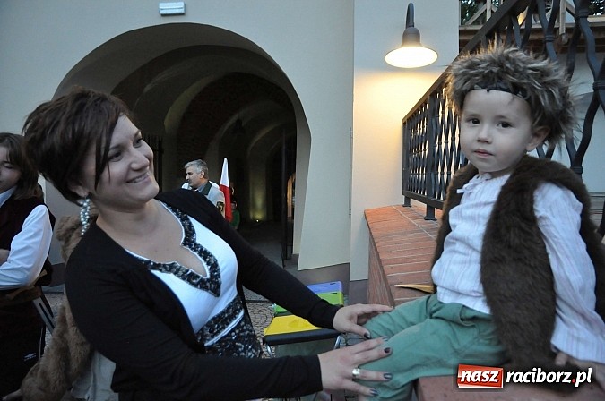 Zdjęcie w galerii na portalu naszraciborz.pl: Zobacz jak na zamku witano wakacje, czyli Zamkowa Noc z Duchami - odsłona trzecia wiadomości z regionu