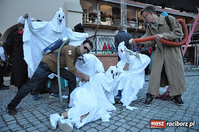 Zdjęcie w galerii na portalu naszraciborz.pl: Zobacz jak na zamku witano wakacje, czyli Zamkowa Noc z Duchami - odsłona trzecia wiadomości z regionu