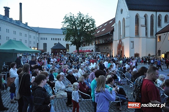Zdjęcie w galerii na portalu naszraciborz.pl: Zobacz jak na zamku witano wakacje, czyli Zamkowa Noc z Duchami - odsłona trzecia wiadomości z regionu