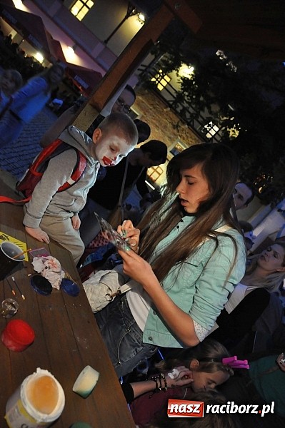 Zdjęcie w galerii na portalu naszraciborz.pl: Zobacz jak na zamku witano wakacje, czyli Zamkowa Noc z Duchami - odsłona trzecia wiadomości z regionu
