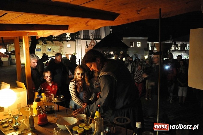 Zdjęcie w galerii na portalu naszraciborz.pl: Zobacz jak na zamku witano wakacje, czyli Zamkowa Noc z Duchami - odsłona trzecia wiadomości z regionu