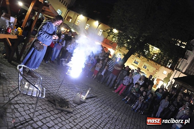 Zdjęcie w galerii na portalu naszraciborz.pl: Zobacz jak na zamku witano wakacje, czyli Zamkowa Noc z Duchami - odsłona trzecia wiadomości z regionu