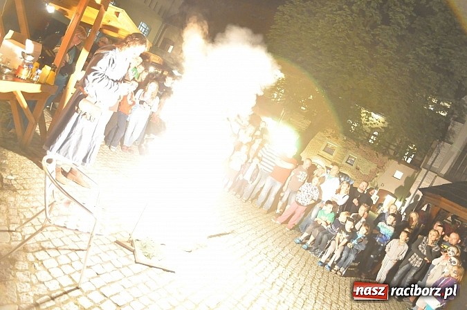 Zdjęcie w galerii na portalu naszraciborz.pl: Zobacz jak na zamku witano wakacje, czyli Zamkowa Noc z Duchami - odsłona trzecia wiadomości z regionu