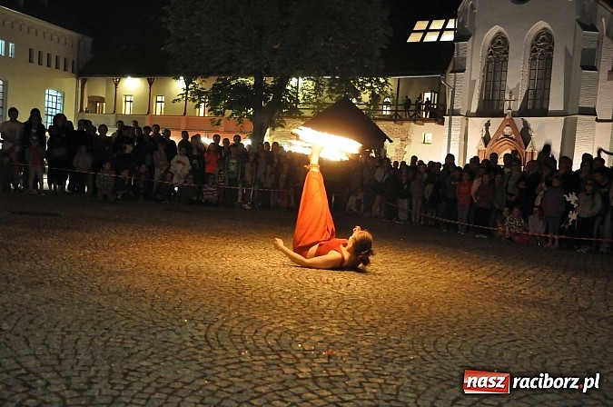 Zdjęcie w galerii na portalu naszraciborz.pl: Zobacz jak na zamku witano wakacje, czyli Zamkowa Noc z Duchami - odsłona trzecia wiadomości z regionu