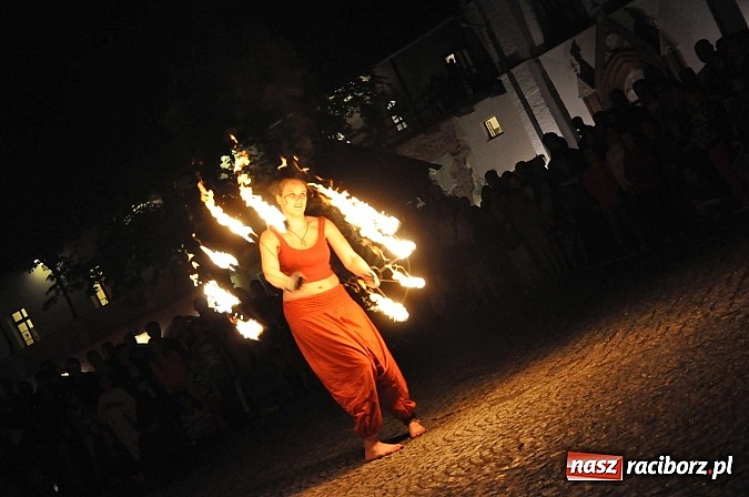 Zdjęcie w galerii na portalu naszraciborz.pl: Zobacz jak na zamku witano wakacje, czyli Zamkowa Noc z Duchami - odsłona trzecia wiadomości z regionu