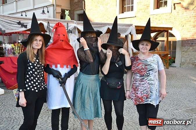 Zdjęcie w galerii na portalu naszraciborz.pl: Zobacz jak na zamku witano wakacje, czyli Zamkowa Noc z Duchami - odsłona trzecia wiadomości z regionu