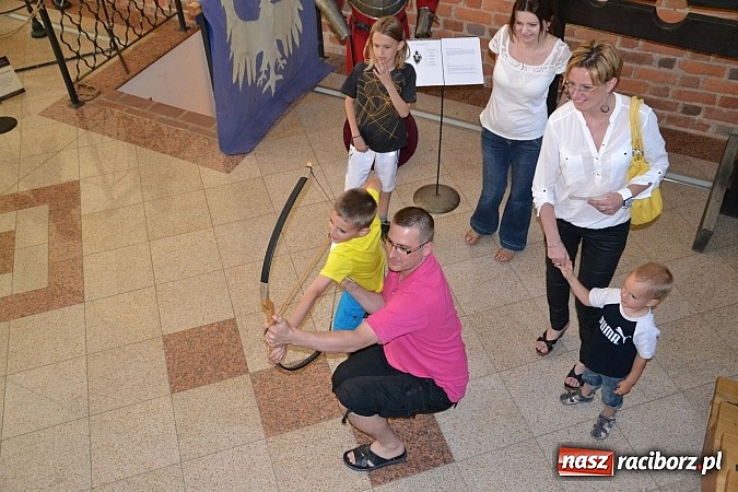 Zdjęcie w galerii na portalu naszraciborz.pl: Zobacz jak na zamku witano wakacje, czyli Zamkowa Noc z Duchami - odsłona trzecia wiadomości z regionu