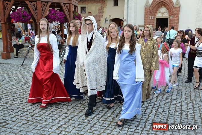 Zdjęcie w galerii na portalu naszraciborz.pl: Zobacz jak na zamku witano wakacje, czyli Zamkowa Noc z Duchami - odsłona trzecia wiadomości z regionu