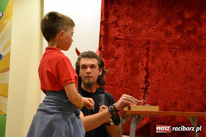 Zdjęcie w galerii na portalu naszraciborz.pl: Zobacz jak na zamku witano wakacje, czyli Zamkowa Noc z Duchami - odsłona trzecia wiadomości z regionu