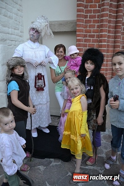 Zdjęcie w galerii na portalu naszraciborz.pl: Zobacz jak na zamku witano wakacje, czyli Zamkowa Noc z Duchami - odsłona trzecia wiadomości z regionu