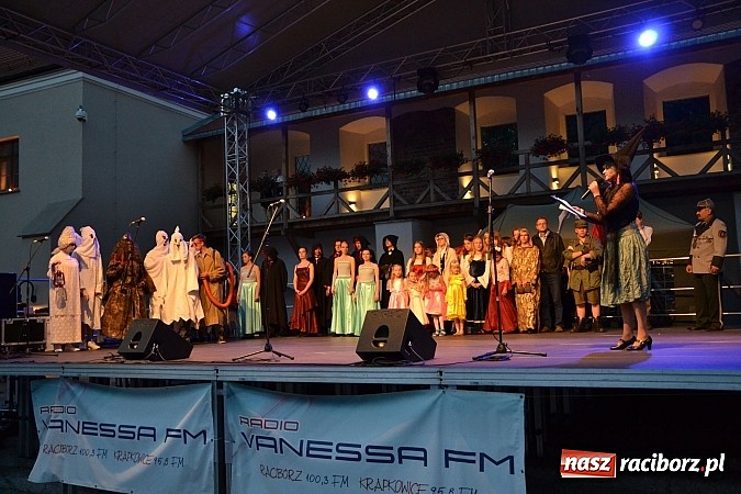 Zdjęcie w galerii na portalu naszraciborz.pl: Zobacz jak na zamku witano wakacje, czyli Zamkowa Noc z Duchami - odsłona trzecia wiadomości z regionu