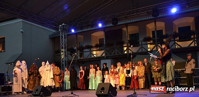 Zdjęcie w galerii na portalu naszraciborz.pl: Zobacz jak na zamku witano wakacje, czyli Zamkowa Noc z Duchami - odsłona trzecia wiadomości z regionu