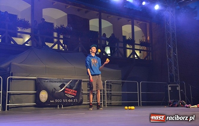 Zdjęcie w galerii na portalu naszraciborz.pl: Zobacz jak na zamku witano wakacje, czyli Zamkowa Noc z Duchami - odsłona trzecia wiadomości z regionu