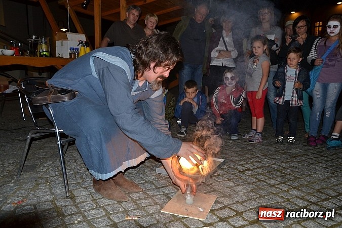 Zdjęcie w galerii na portalu naszraciborz.pl: Zobacz jak na zamku witano wakacje, czyli Zamkowa Noc z Duchami - odsłona trzecia wiadomości z regionu