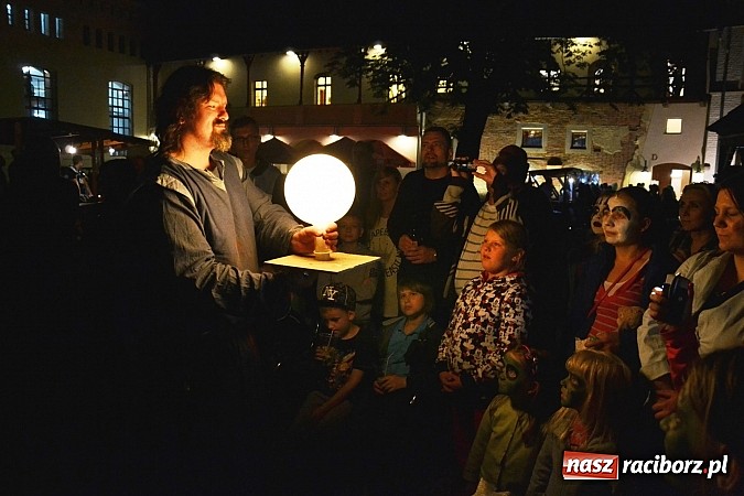 Zdjęcie w galerii na portalu naszraciborz.pl: Zobacz jak na zamku witano wakacje, czyli Zamkowa Noc z Duchami - odsłona trzecia wiadomości z regionu