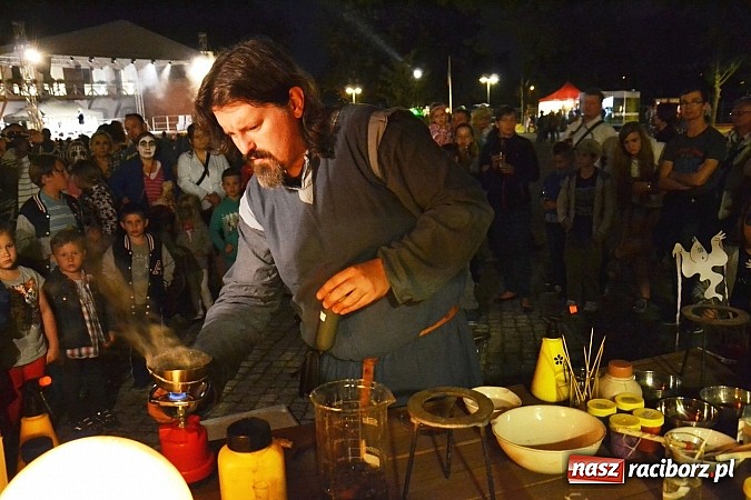 Zdjęcie w galerii na portalu naszraciborz.pl: Zobacz jak na zamku witano wakacje, czyli Zamkowa Noc z Duchami - odsłona trzecia wiadomości z regionu