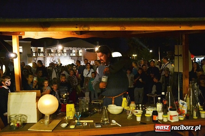 Zdjęcie w galerii na portalu naszraciborz.pl: Zobacz jak na zamku witano wakacje, czyli Zamkowa Noc z Duchami - odsłona trzecia wiadomości z regionu