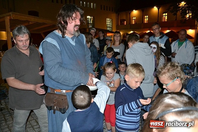 Zdjęcie w galerii na portalu naszraciborz.pl: Zobacz jak na zamku witano wakacje, czyli Zamkowa Noc z Duchami - odsłona trzecia wiadomości z regionu