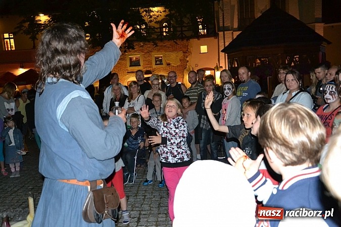 Zdjęcie w galerii na portalu naszraciborz.pl: Zobacz jak na zamku witano wakacje, czyli Zamkowa Noc z Duchami - odsłona trzecia wiadomości z regionu