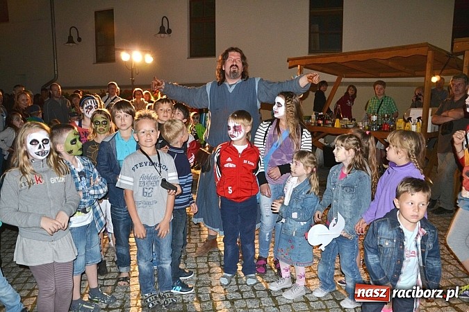 Zdjęcie w galerii na portalu naszraciborz.pl: Zobacz jak na zamku witano wakacje, czyli Zamkowa Noc z Duchami - odsłona trzecia wiadomości z regionu