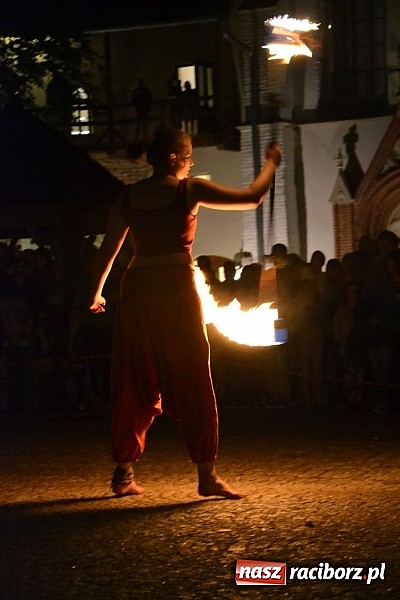 Zdjęcie w galerii na portalu naszraciborz.pl: Zobacz jak na zamku witano wakacje, czyli Zamkowa Noc z Duchami - odsłona trzecia wiadomości z regionu