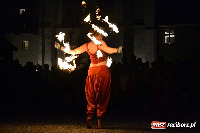Zdjęcie w galerii na portalu naszraciborz.pl: Zobacz jak na zamku witano wakacje, czyli Zamkowa Noc z Duchami - odsłona trzecia wiadomości z regionu