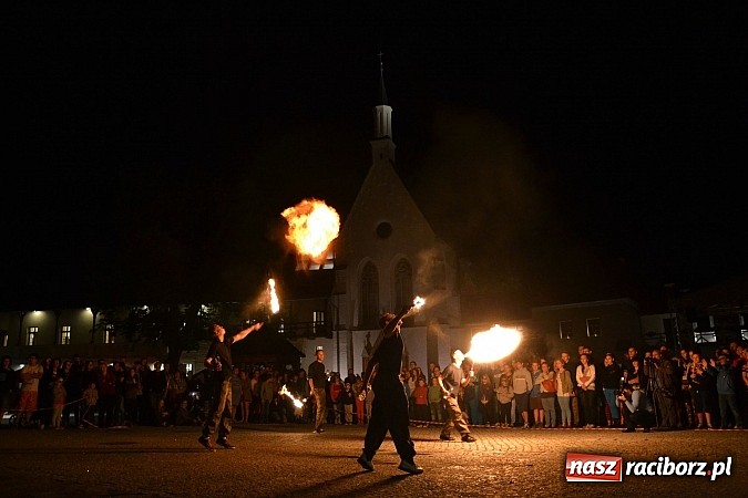 Zdjęcie w galerii na portalu naszraciborz.pl: Zobacz jak na zamku witano wakacje, czyli Zamkowa Noc z Duchami - odsłona trzecia wiadomości z regionu