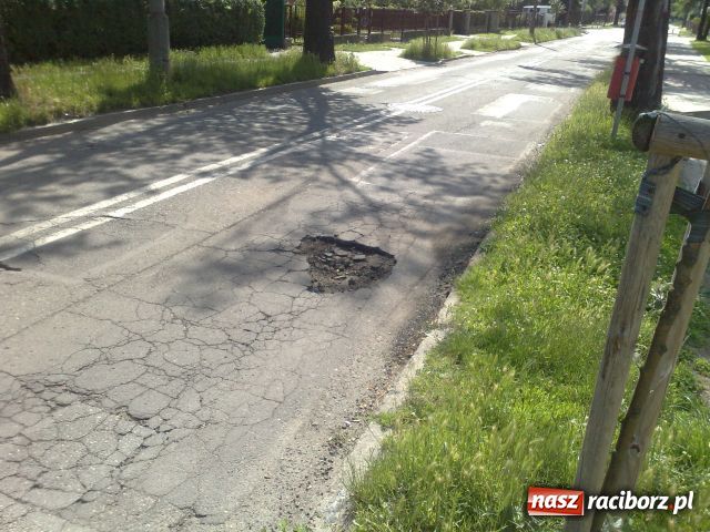 Zdjęcie w galerii na portalu naszraciborz.pl: Dziura jak się patrzy! wiadomości z regionu