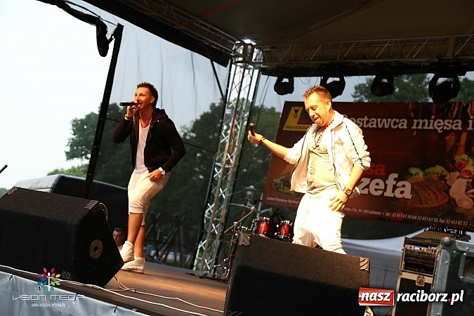 Zdjęcie w galerii na portalu naszraciborz.pl: Ulewa popsuła w Szymocicach galę disco-polo, ale Weekend zagrał wiadomości z regionu