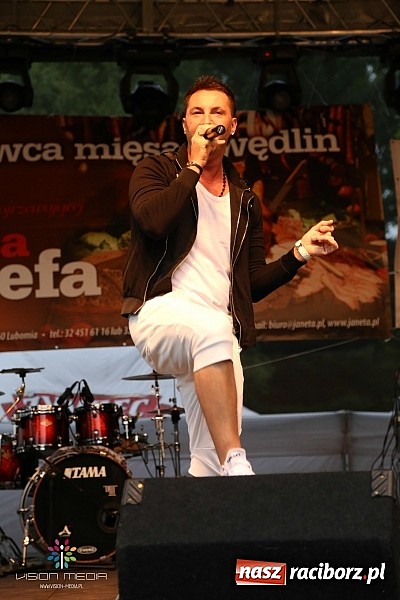 Zdjęcie w galerii na portalu naszraciborz.pl: Ulewa popsuła w Szymocicach galę disco-polo, ale Weekend zagrał wiadomości z regionu