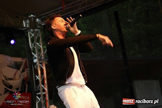 Zdjęcie w galerii na portalu naszraciborz.pl: Ulewa popsuła w Szymocicach galę disco-polo, ale Weekend zagrał wiadomości z regionu