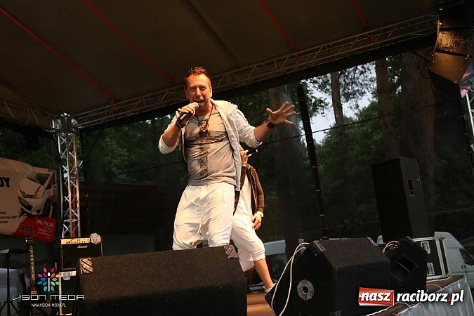 Zdjęcie w galerii na portalu naszraciborz.pl: Ulewa popsuła w Szymocicach galę disco-polo, ale Weekend zagrał wiadomości z regionu