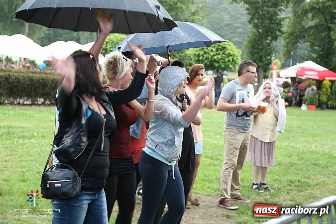 Zdjęcie w galerii na portalu naszraciborz.pl: Ulewa popsuła w Szymocicach galę disco-polo, ale Weekend zagrał wiadomości z regionu