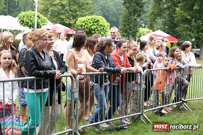 Zdjęcie w galerii na portalu naszraciborz.pl: Ulewa popsuła w Szymocicach galę disco-polo, ale Weekend zagrał wiadomości z regionu