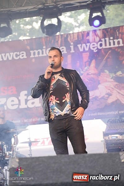 Zdjęcie w galerii na portalu naszraciborz.pl: Ulewa popsuła w Szymocicach galę disco-polo, ale Weekend zagrał wiadomości z regionu