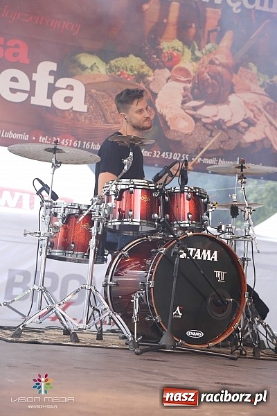 Zdjęcie w galerii na portalu naszraciborz.pl: Ulewa popsuła w Szymocicach galę disco-polo, ale Weekend zagrał wiadomości z regionu