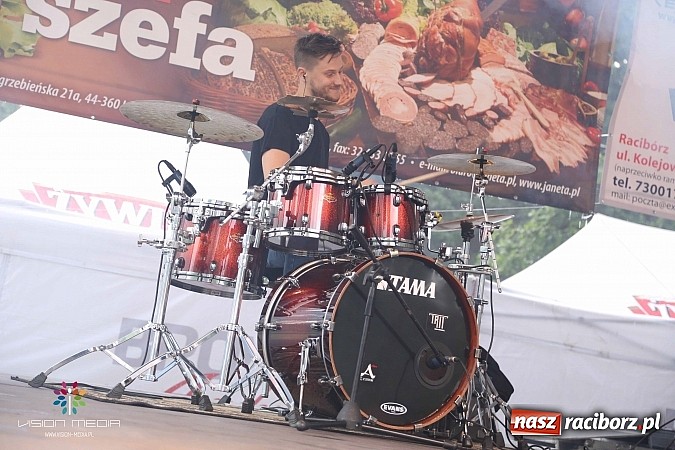 Zdjęcie w galerii na portalu naszraciborz.pl: Ulewa popsuła w Szymocicach galę disco-polo, ale Weekend zagrał wiadomości z regionu