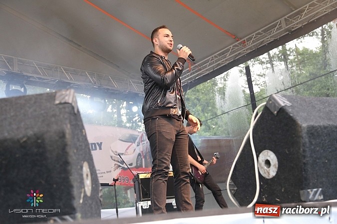 Zdjęcie w galerii na portalu naszraciborz.pl: Ulewa popsuła w Szymocicach galę disco-polo, ale Weekend zagrał wiadomości z regionu