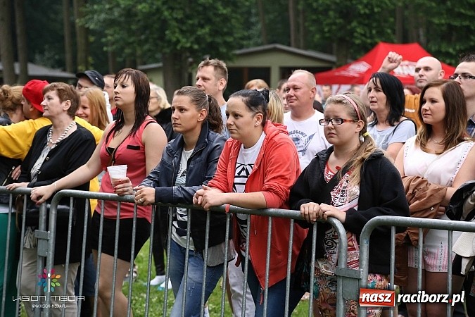 Zdjęcie w galerii na portalu naszraciborz.pl: Ulewa popsuła w Szymocicach galę disco-polo, ale Weekend zagrał wiadomości z regionu