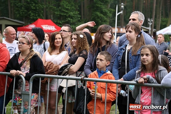 Zdjęcie w galerii na portalu naszraciborz.pl: Ulewa popsuła w Szymocicach galę disco-polo, ale Weekend zagrał wiadomości z regionu