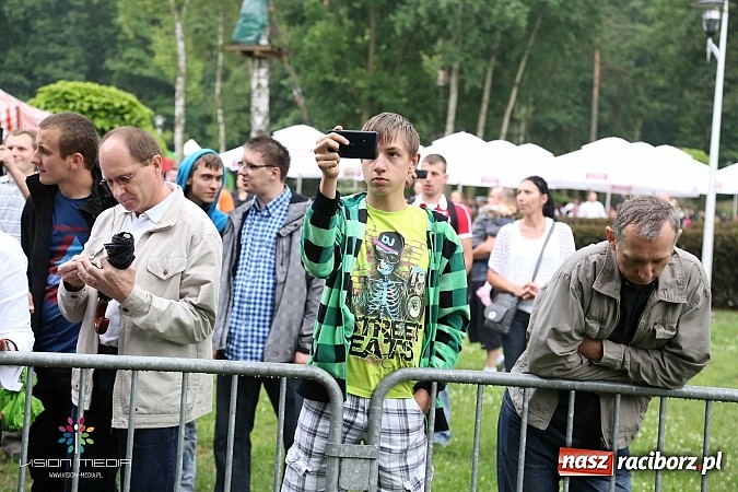 Zdjęcie w galerii na portalu naszraciborz.pl: Ulewa popsuła w Szymocicach galę disco-polo, ale Weekend zagrał wiadomości z regionu