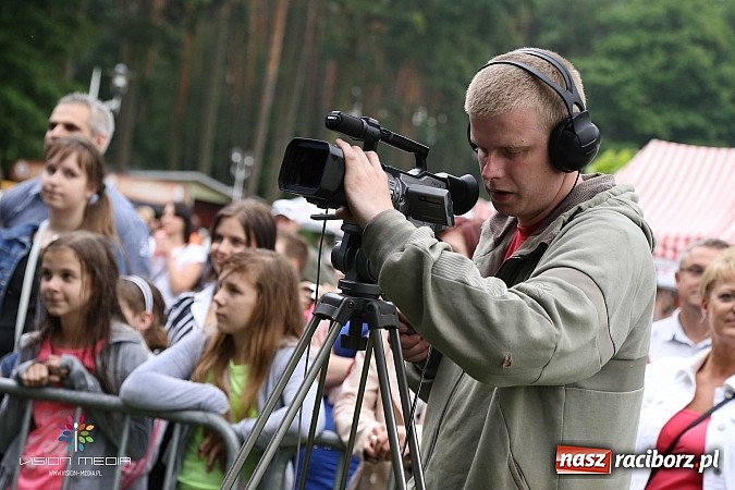 Zdjęcie w galerii na portalu naszraciborz.pl: Ulewa popsuła w Szymocicach galę disco-polo, ale Weekend zagrał wiadomości z regionu