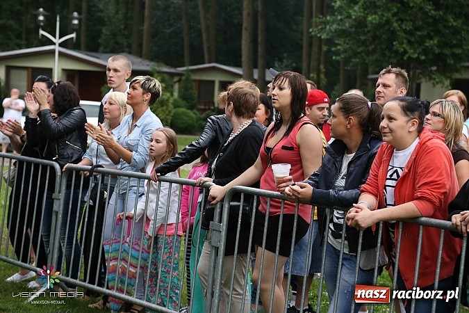 Zdjęcie w galerii na portalu naszraciborz.pl: Ulewa popsuła w Szymocicach galę disco-polo, ale Weekend zagrał wiadomości z regionu