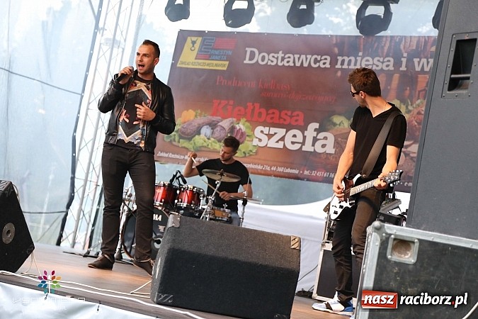 Zdjęcie w galerii na portalu naszraciborz.pl: Ulewa popsuła w Szymocicach galę disco-polo, ale Weekend zagrał wiadomości z regionu