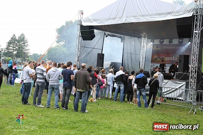 Zdjęcie w galerii na portalu naszraciborz.pl: Ulewa popsuła w Szymocicach galę disco-polo, ale Weekend zagrał wiadomości z regionu