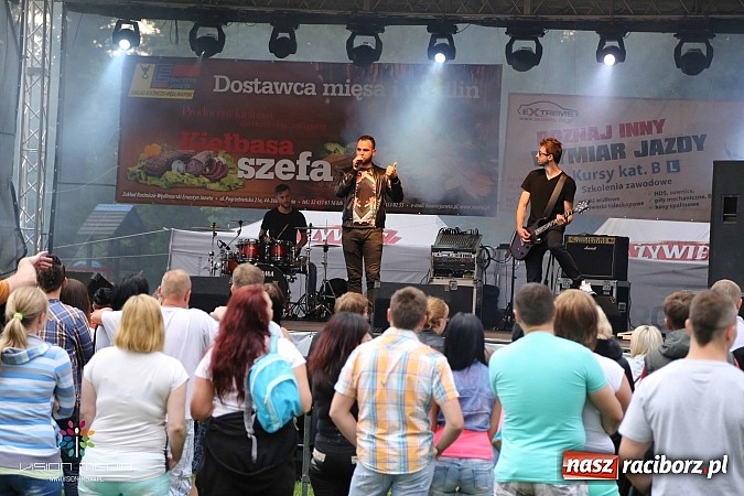 Zdjęcie w galerii na portalu naszraciborz.pl: Ulewa popsuła w Szymocicach galę disco-polo, ale Weekend zagrał wiadomości z regionu